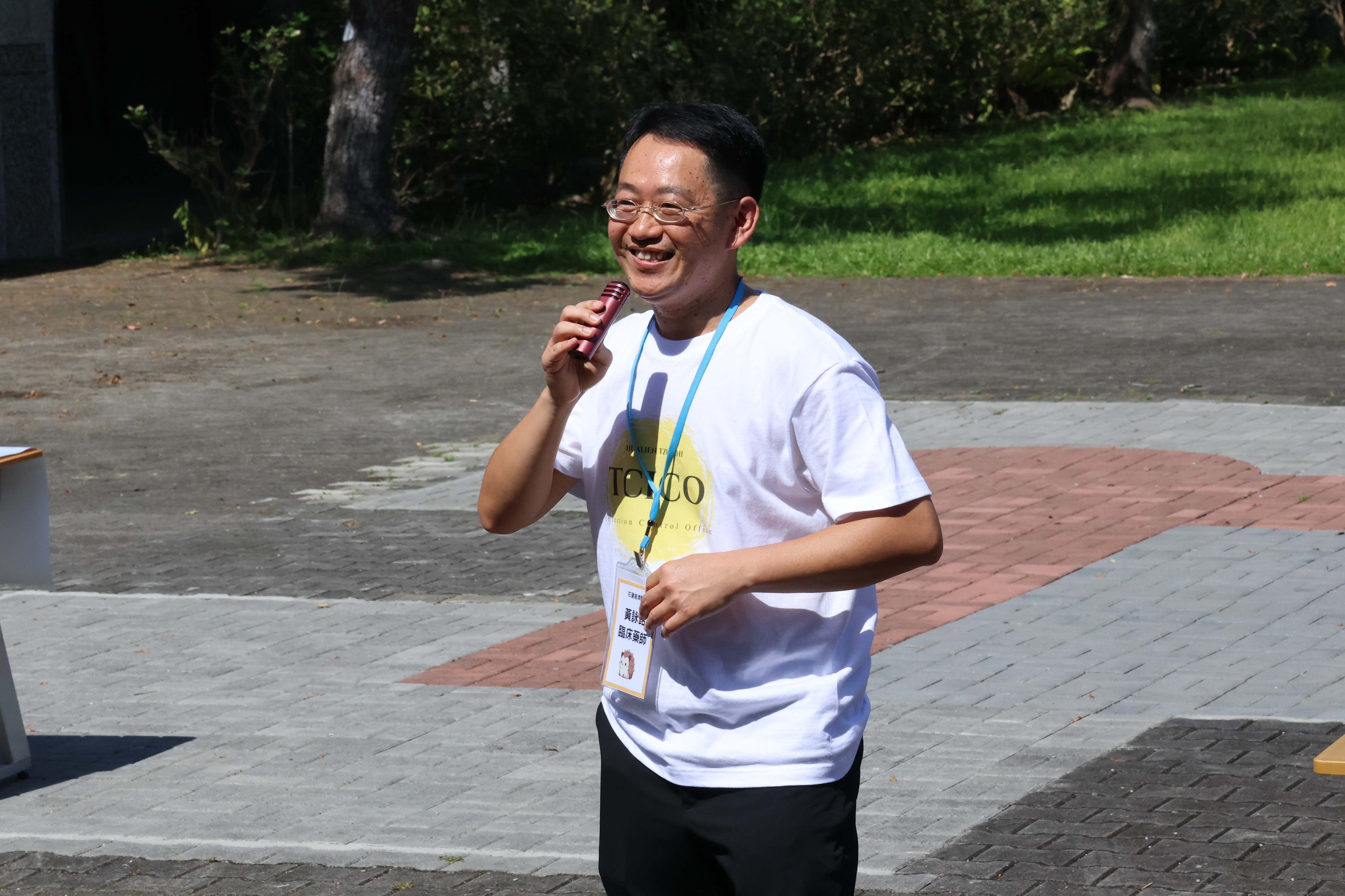 藥師黃詠銘提醒學生，使用抗生素有五項NG行為，包括不主動要求抗生素、不隨便停藥、不一次吃完、不隨便送人，以及不隨意丟棄，強調每個人的症狀不同，藥物必須依照醫師與藥師指示使用。