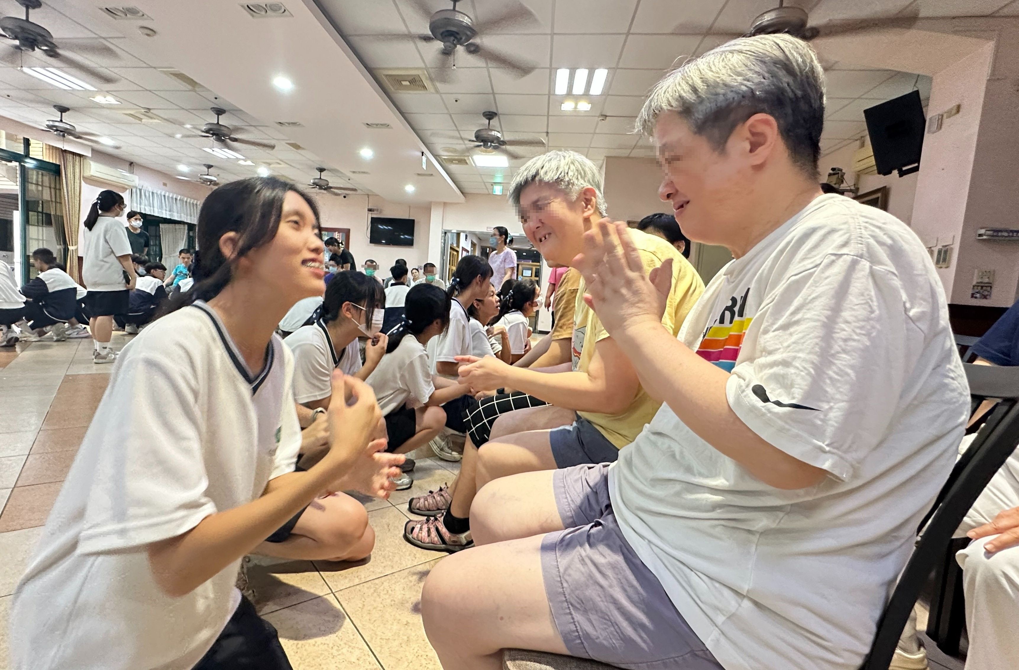 關懷並不一定需要華麗的言語，一個微笑和耐心陪伴，都能讓人感受到溫暖。