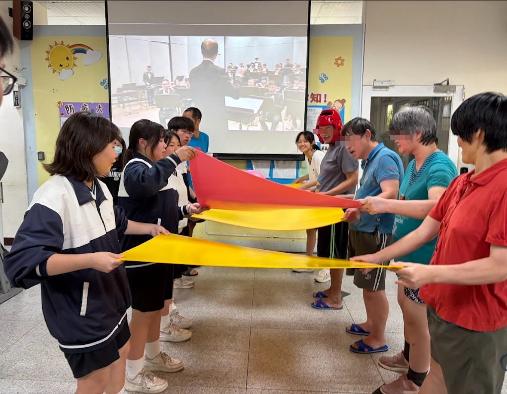班級在此展現團隊精神，共同設計表演內容，分組準備小遊戲。