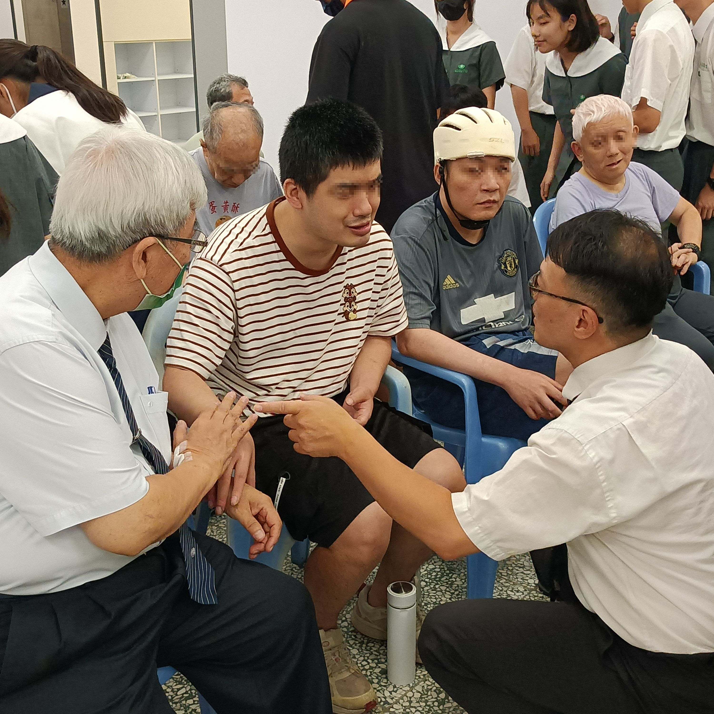 導師及慈誠爸爸、懿德媽媽以實際行動做為學生們學習的榜樣。