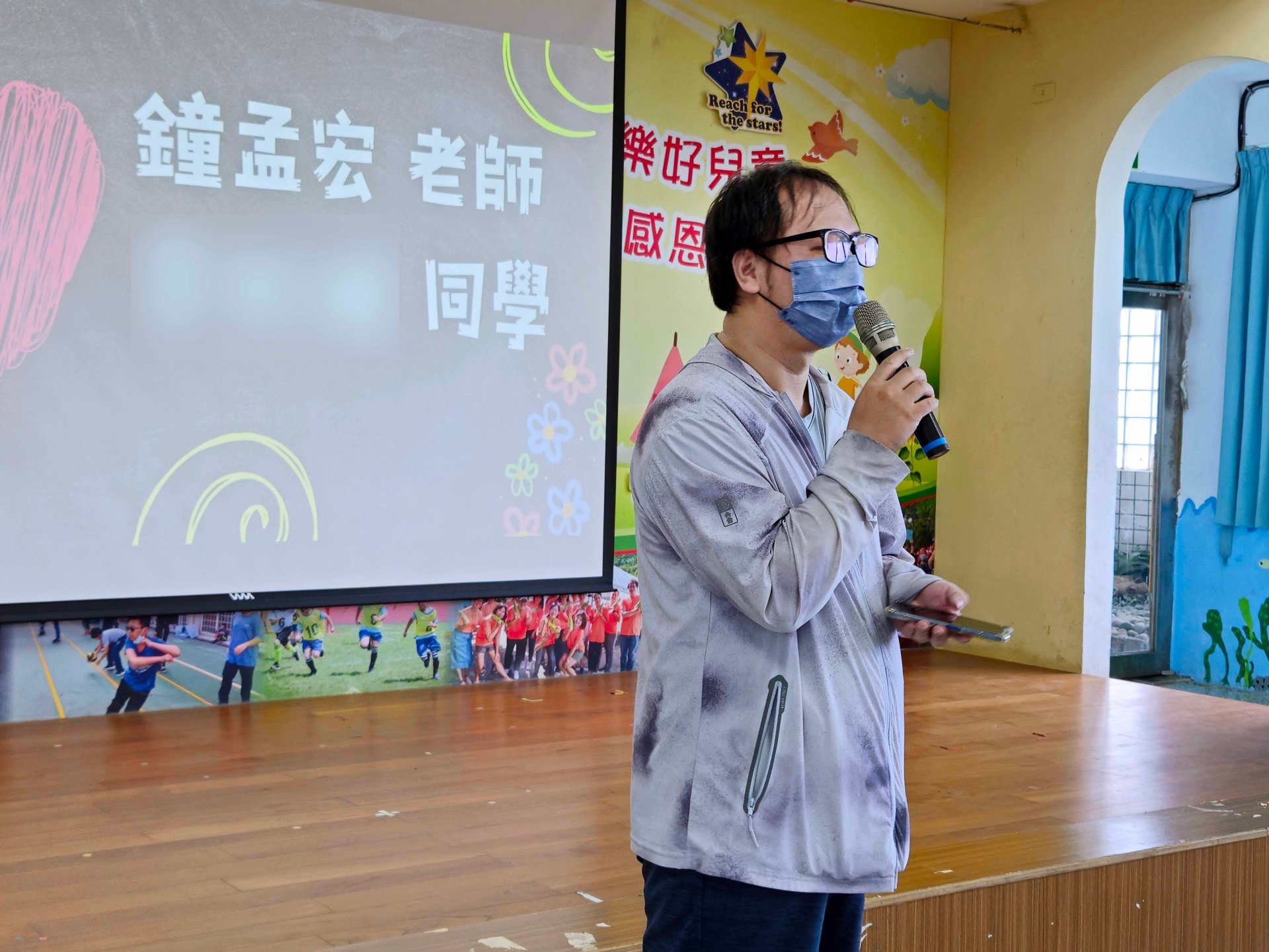 鐘孟宏班導師上臺,感謝大愛媽媽們這一年來的用心耕耘,代表全班向所有無私付出的大愛媽媽敬上最深最深的感恩。
