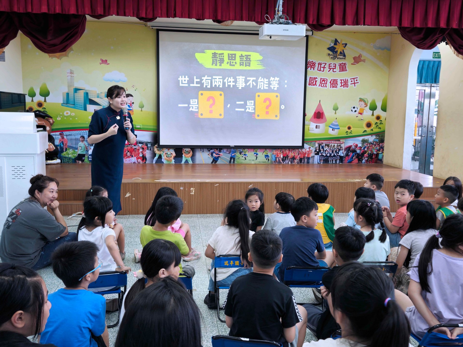 慈濟志工鄧筱羚,利用「靜思語快問快答」單元,引導孩子們養成在日常中的生活禮儀,也讓孩子體會到助人與感恩的快樂。