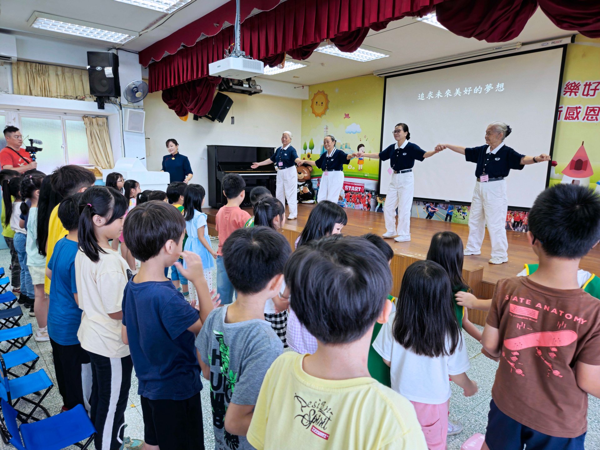 志工以經典團康歌曲〈認識您真好〉拉近與孩子的距離,現場氣氛瞬間沸騰。