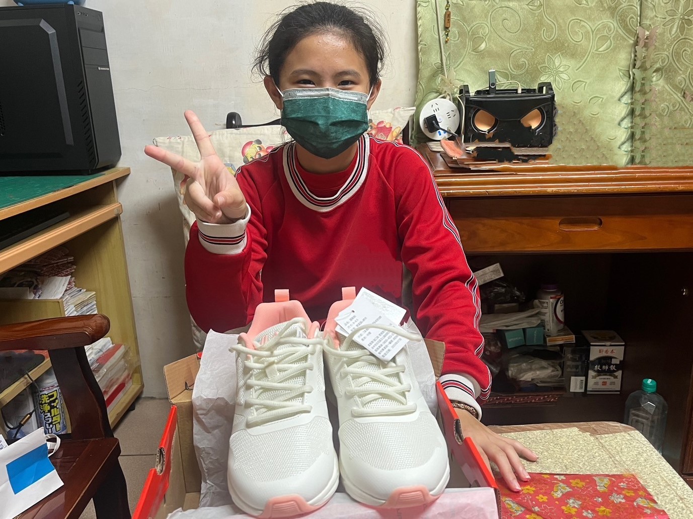 小卿升上國中後加入學校田徑隊,在台灣世界展望會協助下,透過新光三越聖誕圓夢計畫獲贈運動布鞋,支持她勇敢追夢。
