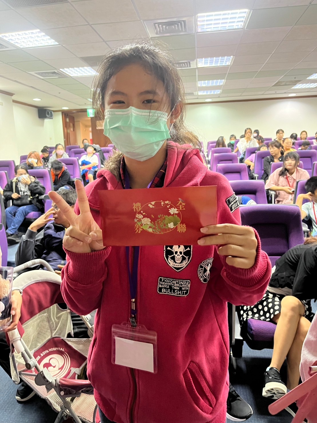 小卿與家人共同參與展望會家庭教育方案,全程認真投入課程學習,積極參與互動問答,展現良好的學習態度,並獲得活動獎品肯定。
