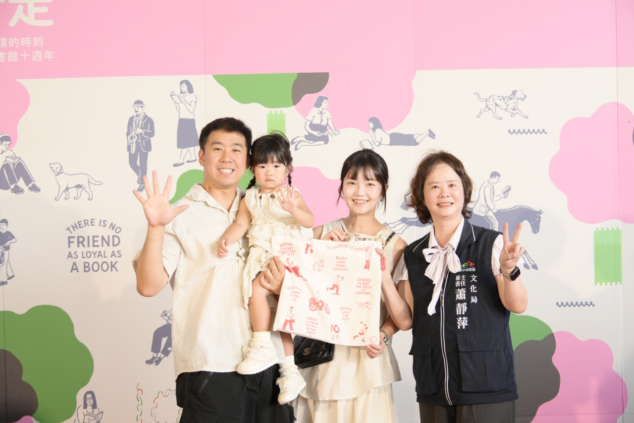 臺中市政府文化局主任秘書蕭靜萍致贈親子家庭閱讀禮袋