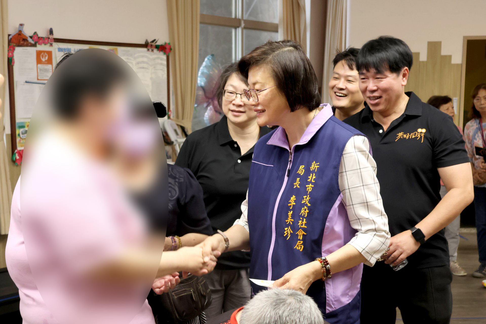 新北市社會局局長李美珍出席沙崙日照中心十周年活動，關懷服務對象及家屬，肯定中心長期陪伴家庭的服務價值。