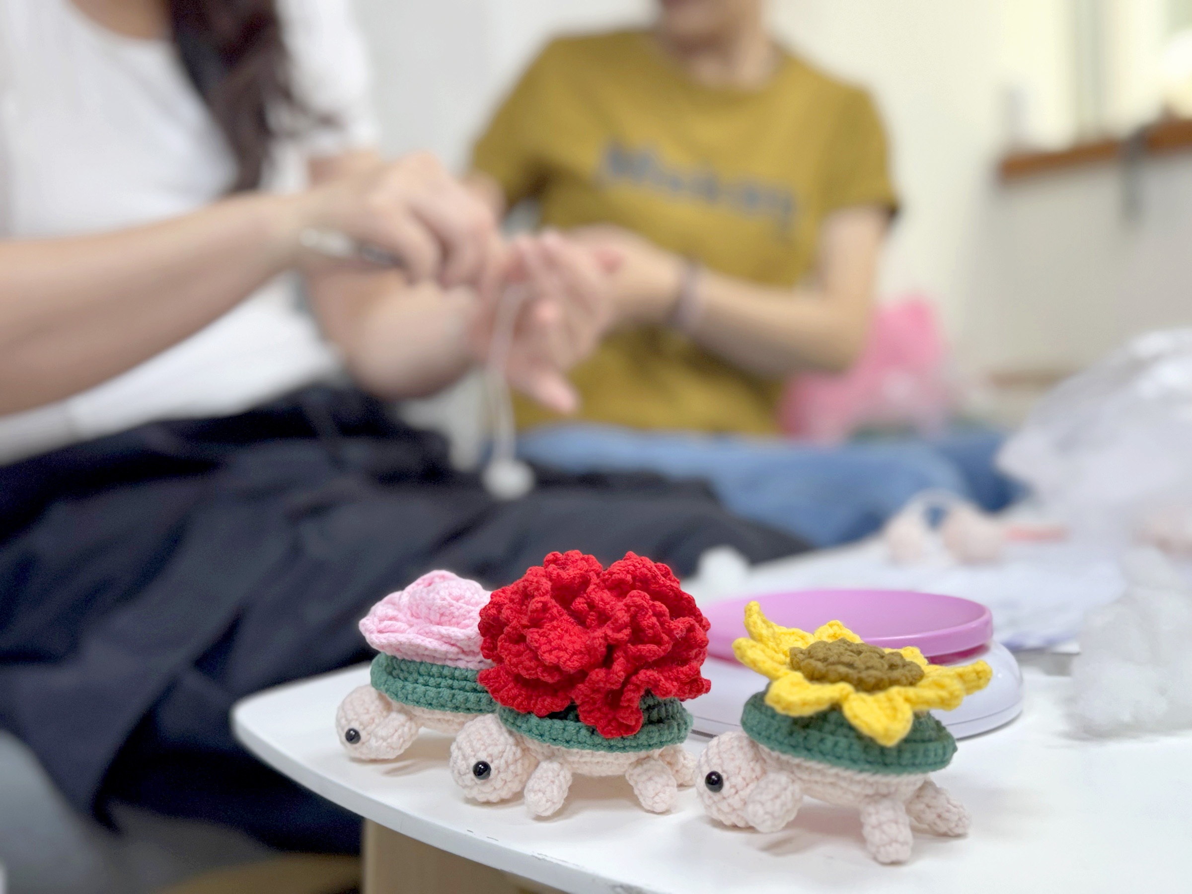 台灣世界展望會培力花蓮原鄉「三就媽」學習編織技藝，將一捆毛線編織成帶來希望的「大地歡喜龜」。（台灣世界展望會提供)