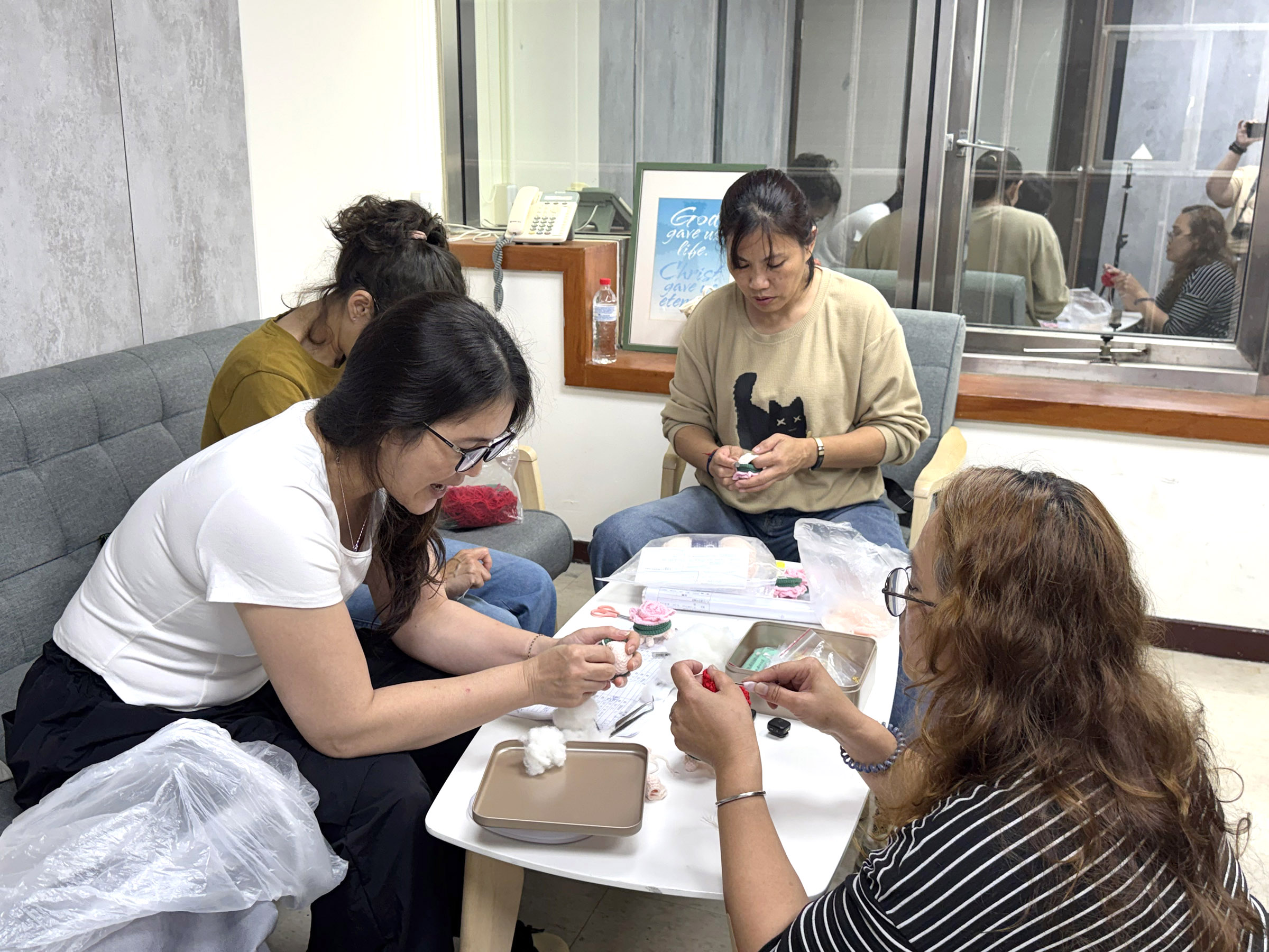 歡喜龜娃娃是「三就媽」在深夜裡、在生計重擔下，為家庭、也為自己一針一線織出的自信與未來。（台灣世界展望會提供)