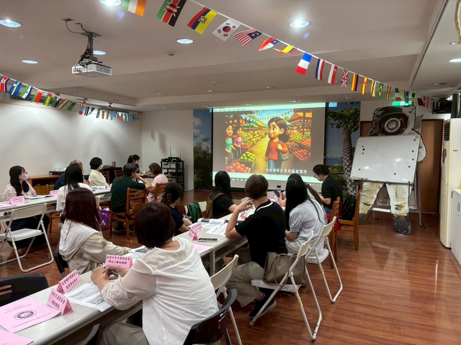 會中播放「清廉無國界 反賄護家園」宣導影片