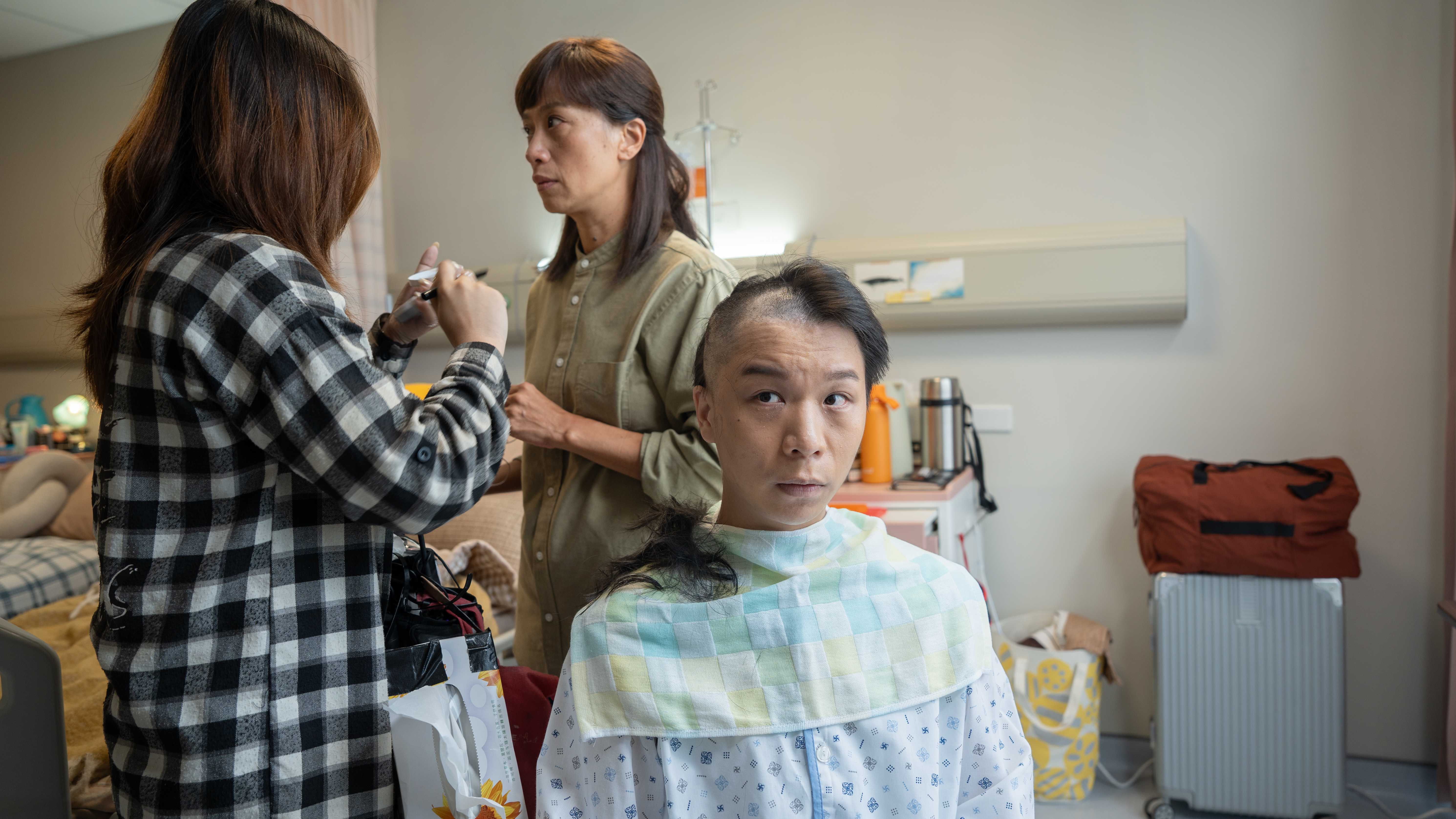 大愛劇《他的靈魂與他的書店》派翠克飾演癌症病患黃萬通，為戲勇敢落髮