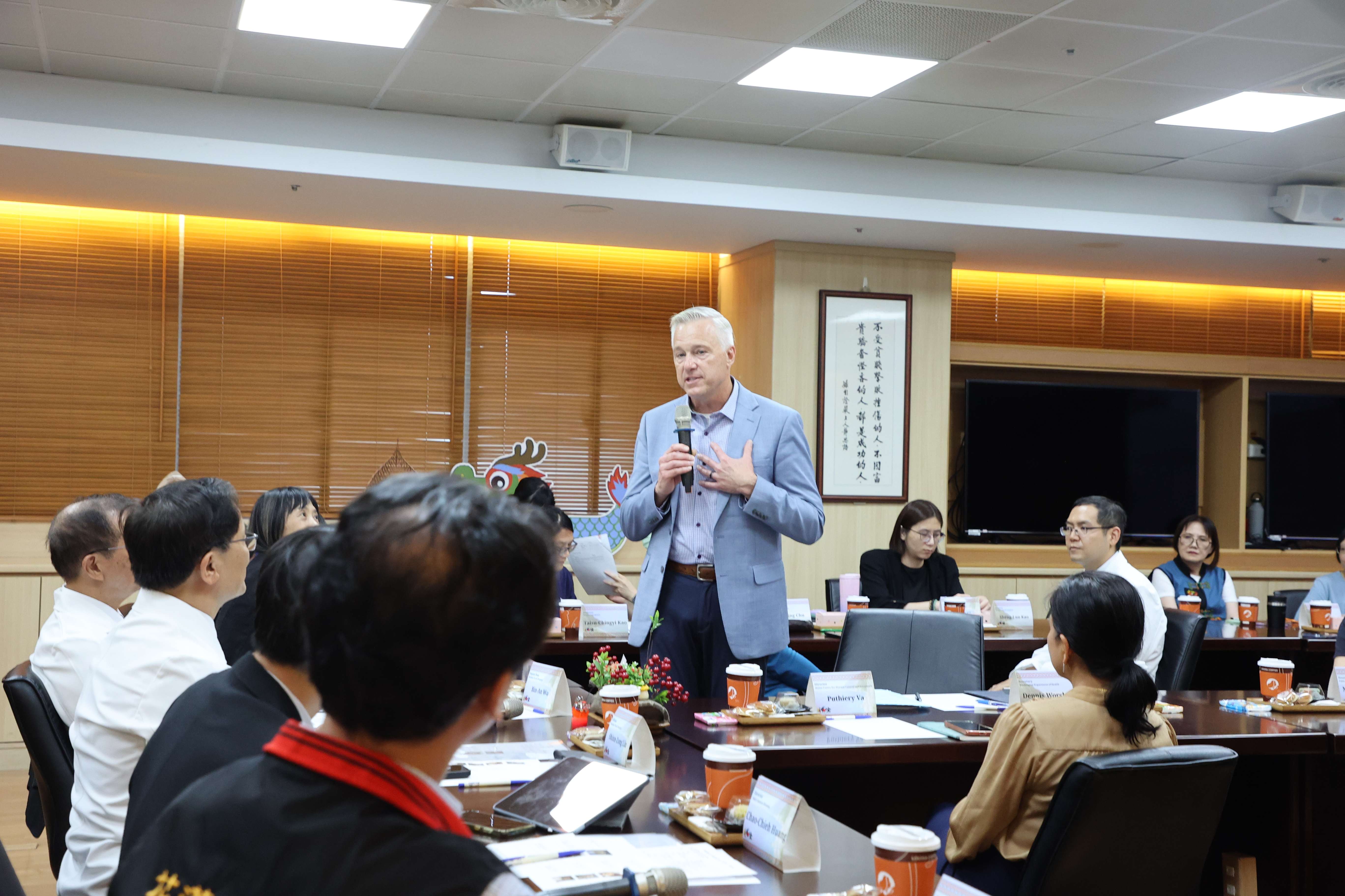 美國華盛頓州衛生部部長Dennis Worsham本身相當關注原住民及少數族群，他有32年公共衛生經驗，對秀林鄉以病人為中心的五全照護精神相當感動甚至一度落淚。