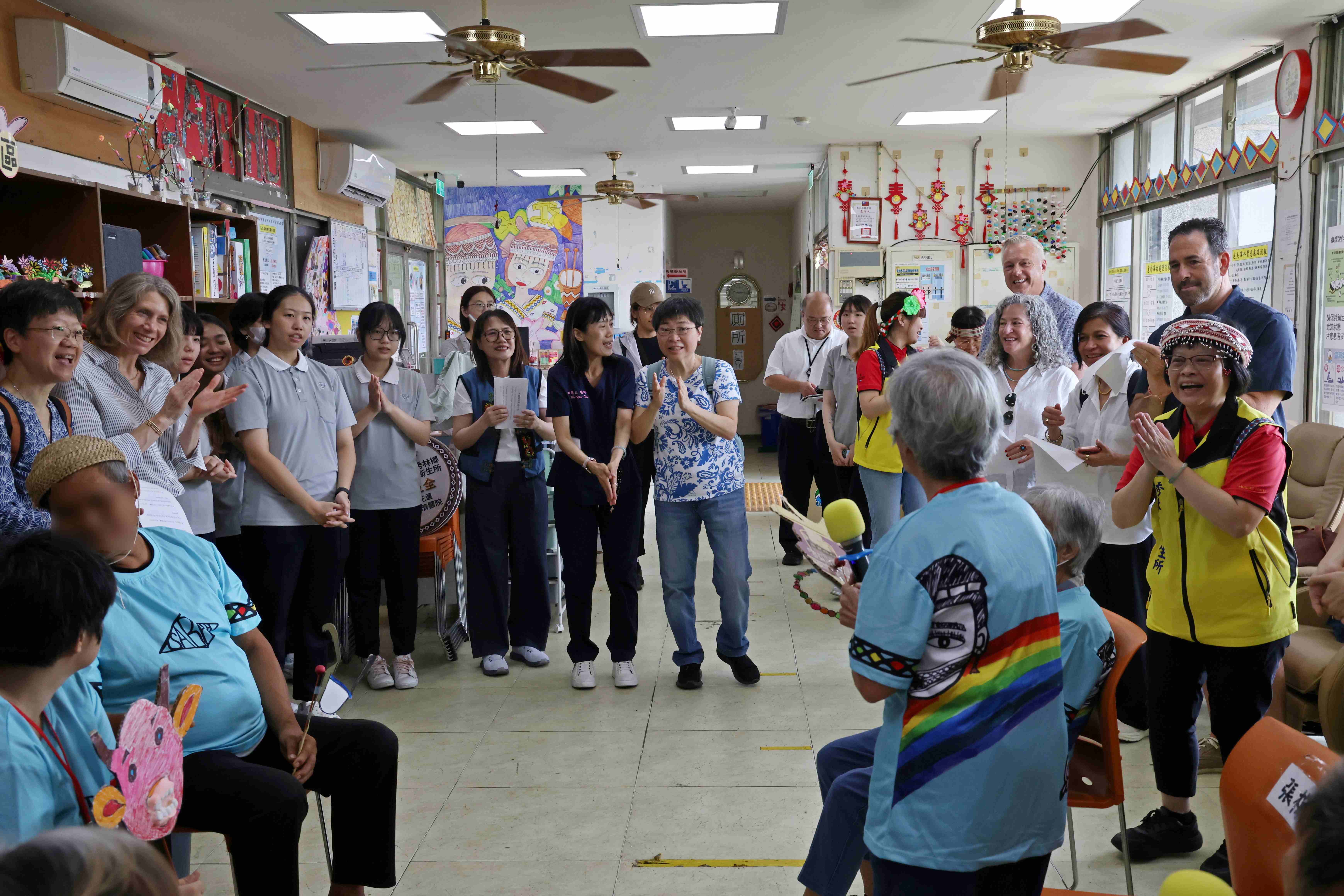 美國近年推行醫療價值導向支付，衛生官員到花蓮縣秀林鄉了解東區全人照護，在日照中心和長輩互動熱絡。