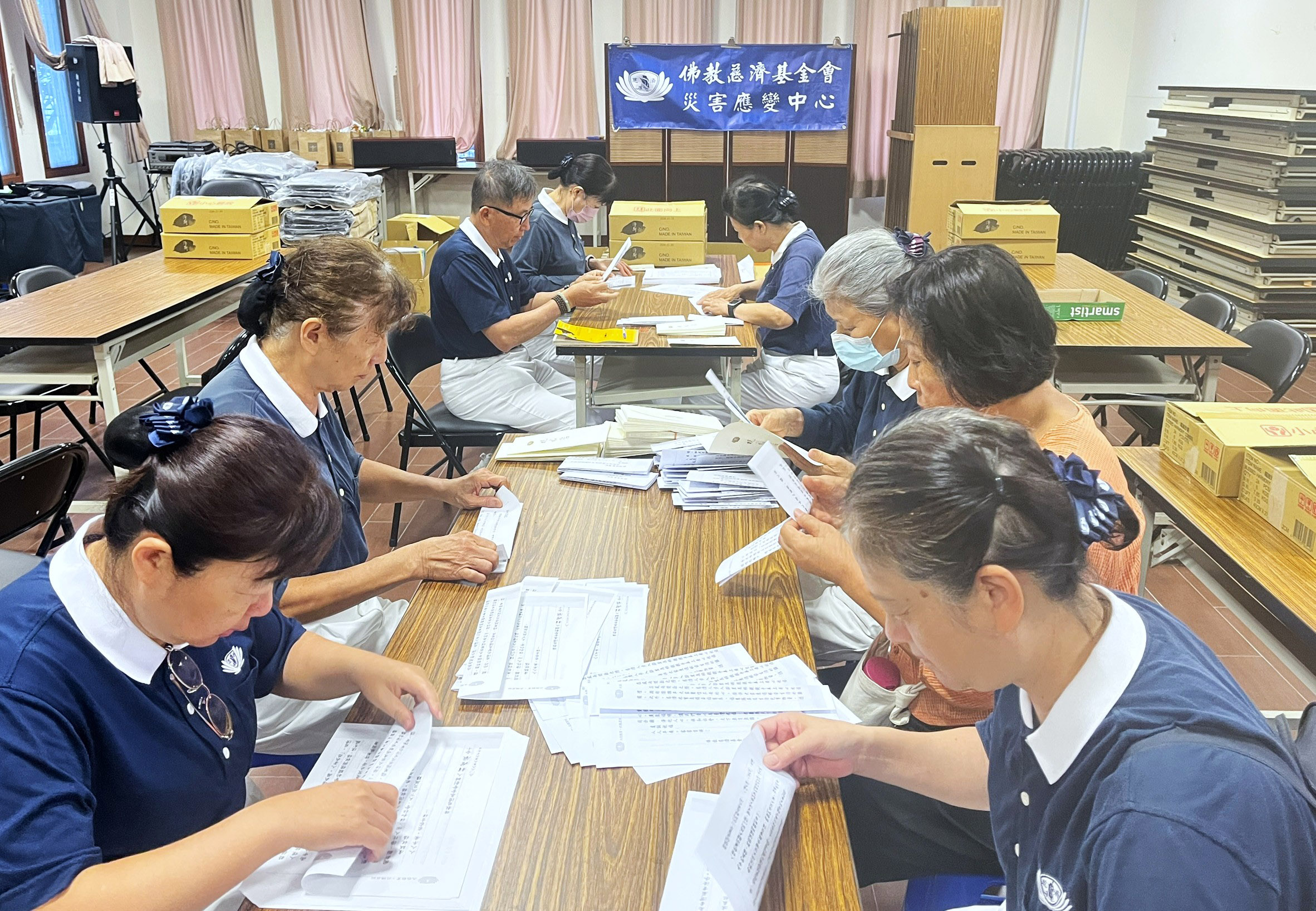 每一份安心祝福禮袋中,皆恭敬附上一封證嚴法師致受災鄉親的慰問信。這封匯聚全球慈濟人祈禱與祝福的信函,不僅傳遞了對屏東土地的深切關懷,更如同一股清泉,溫潤了受災鄉親驚魂未定的心靈。