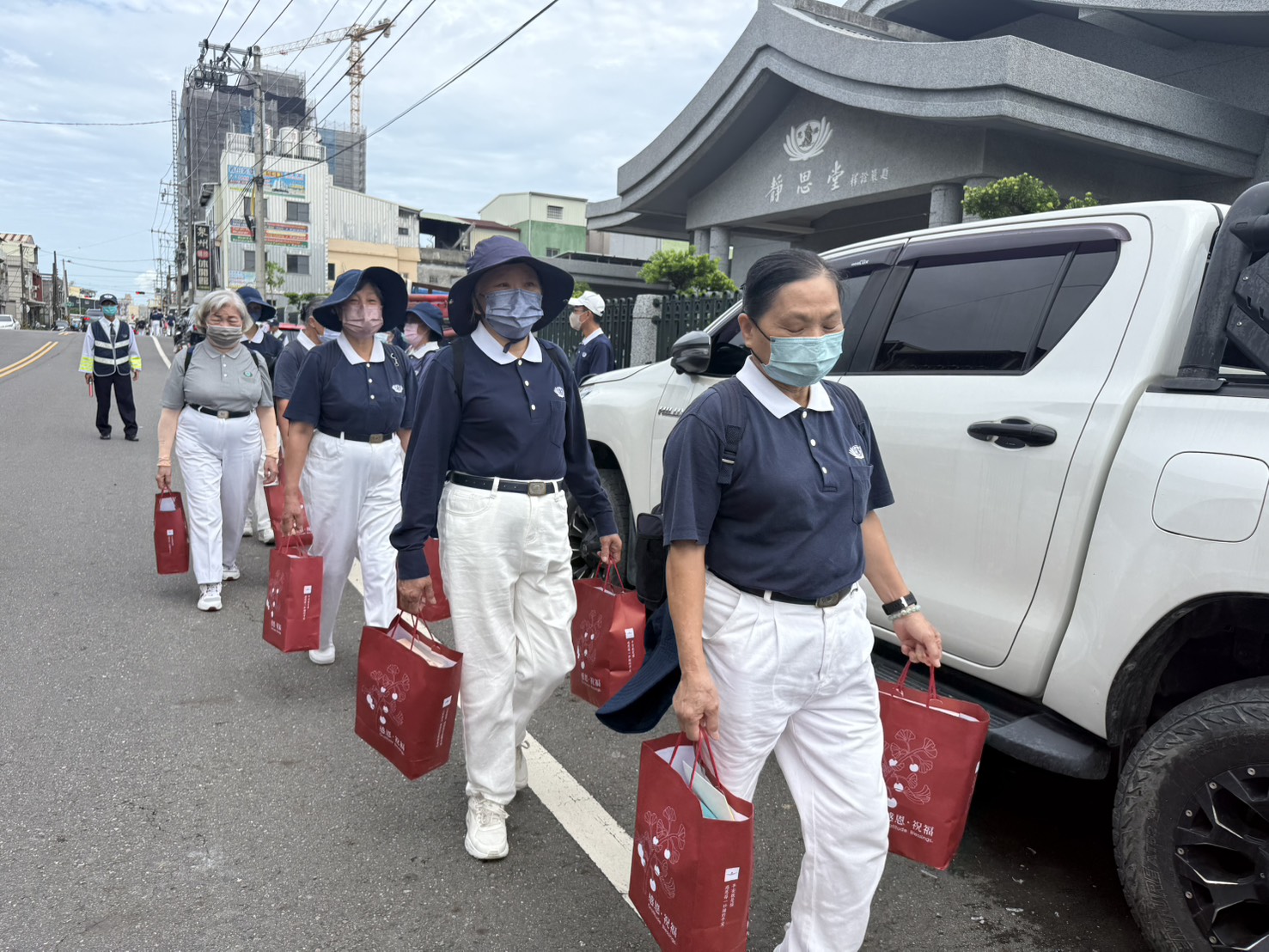 6月28日深入潮州、長治、崁頂、新園、南州等五大重災區展開「安心家訪」關懷行動。志工們如同菩薩行者般,走訪1136戶受災家庭。