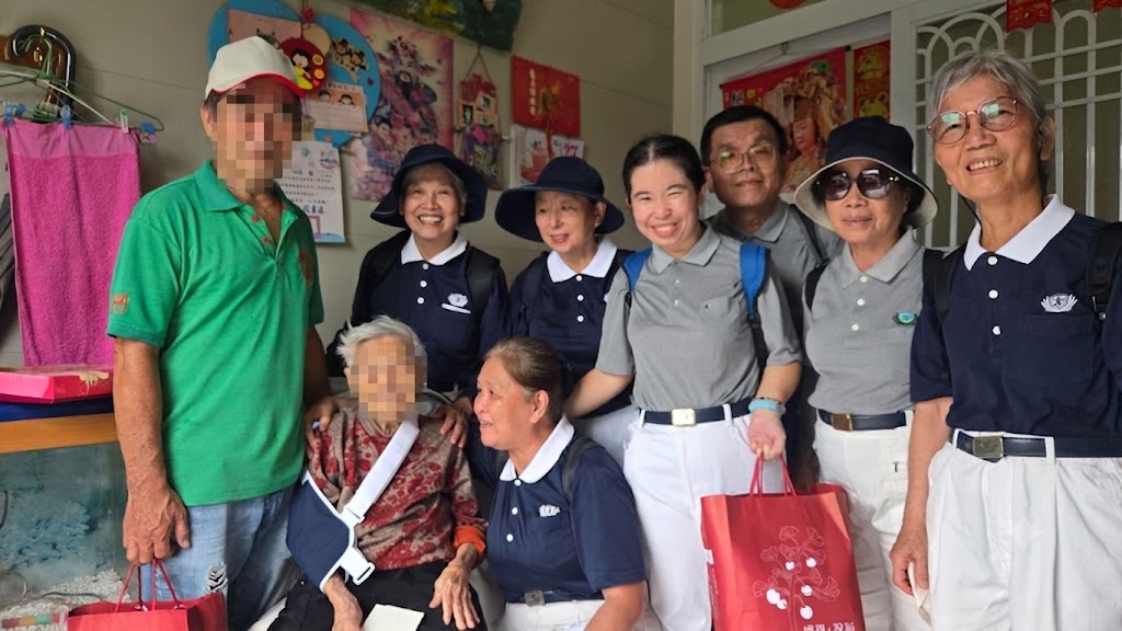 慈濟志工的到來,讓百歲阿嬤與兒子得以傾訴當時的恐懼,並透過志工的膚慰、祝福禮的致贈,逐步化解了心中的陰霾。