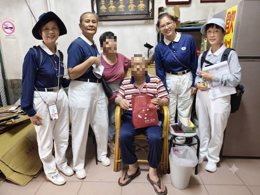鄞先生他欣慰地表示,三個女兒與女婿都很孝順,平時會提供協助,「請把慈濟的資源留給更需要的人。」
