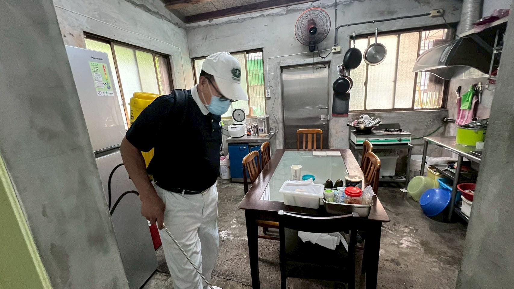 經住戶提出需求,志工進屋內四周圍進行清消。