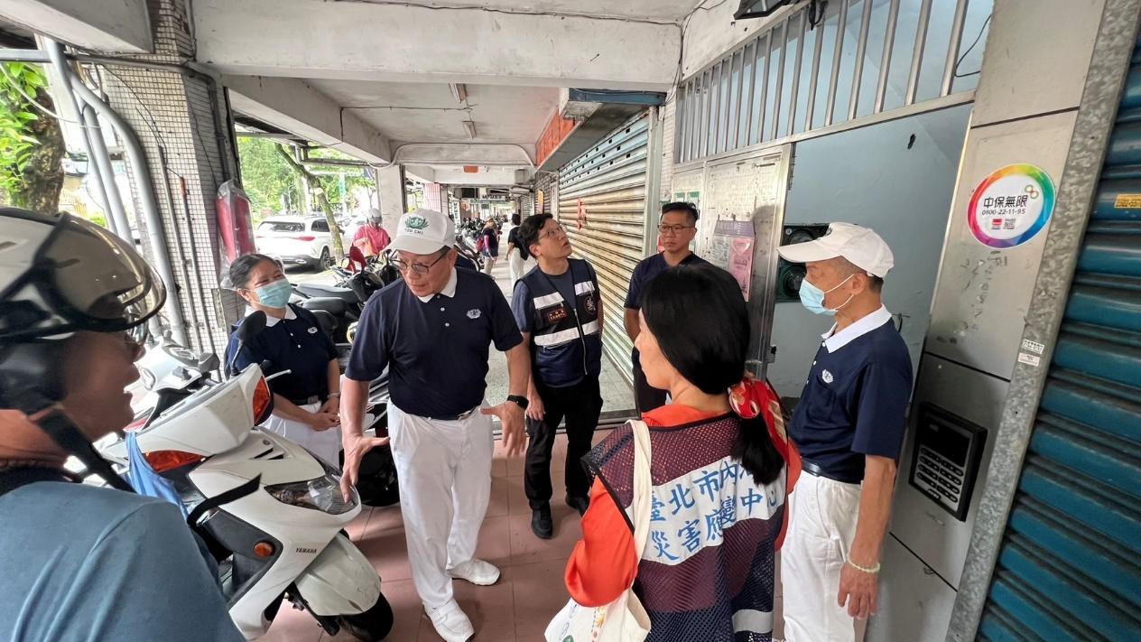 內湖區長陳旭裕及副區長郭素蓉隨後與志工會合了解,合心志工蔡明鴻、蔡榮謀師兄詳述今天清消進度。