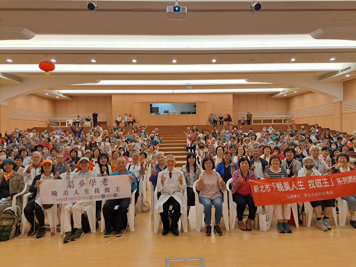 李嘉富醫師在雙和靜思堂以「越老越快樂─不失眠、不憂鬱的腦心保養術」為題進行專題演講,吸引近300位民眾聆聽。中為李嘉富醫師,中右為社會局副局長許秀能。