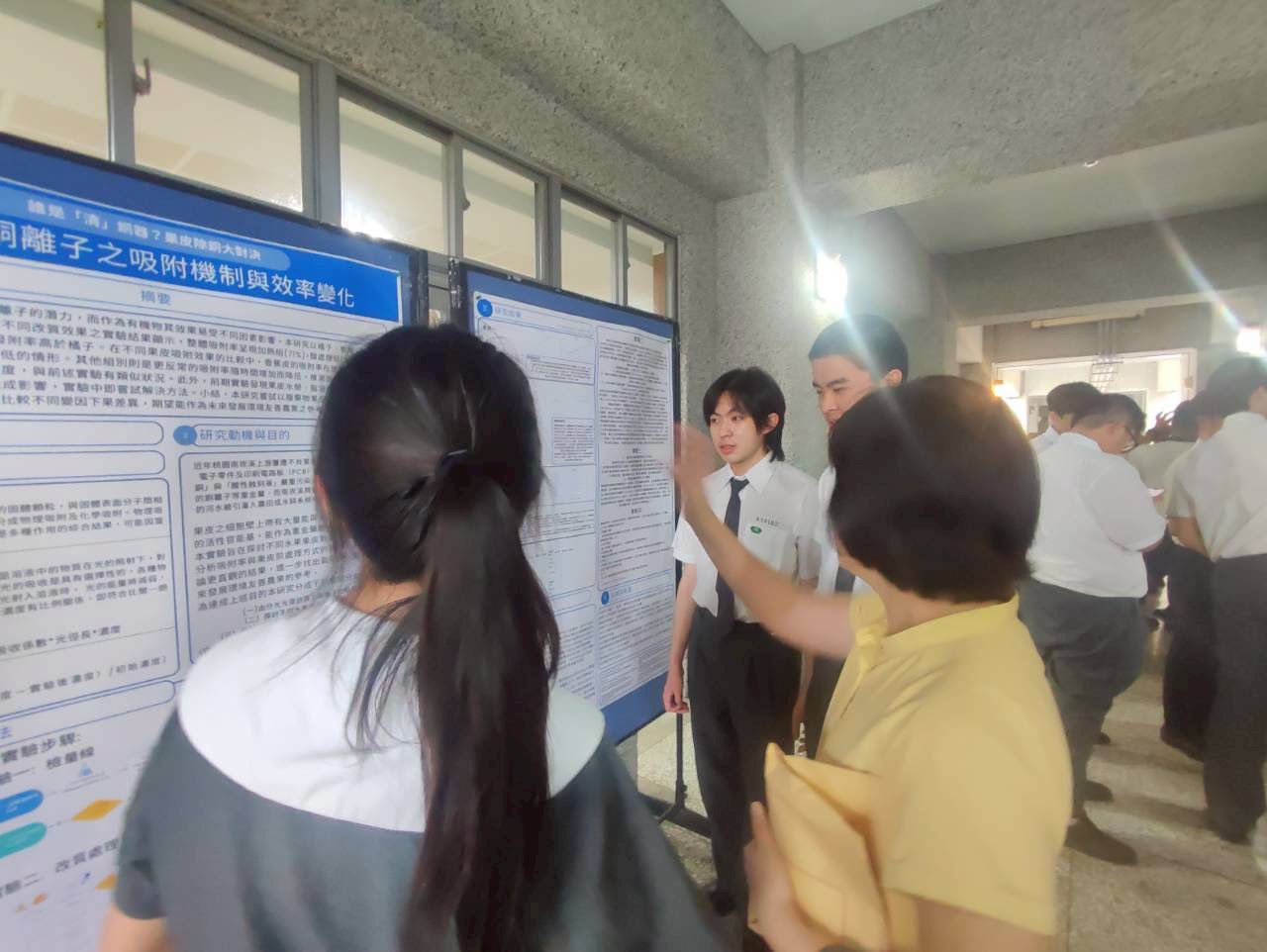 成大教授也在靜態海報展上給予同學們寶貴意見,激盪出更多在各專業領域的創意與學術思維。