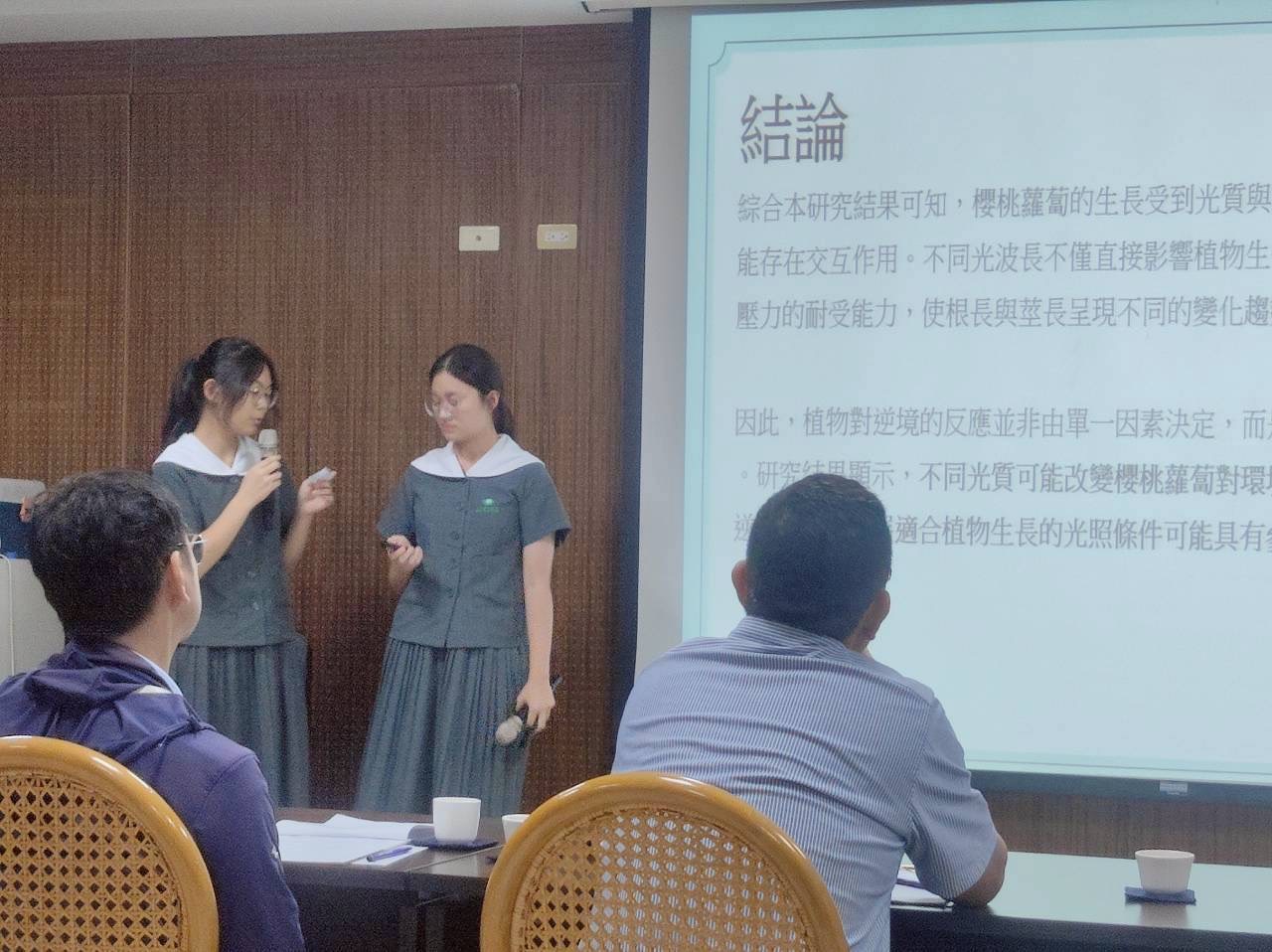 生物組作品聚焦於臺南鹽漬化土地議題,探討不同光質及環境逆境對植物生長的影響,期望找出較佳的生長條件。