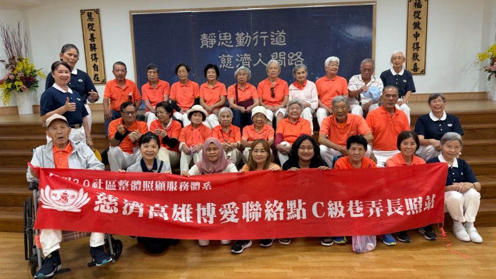 高雄十全博愛巷弄長照C據點的二十四名長者,盼來了今年度的「戶外教學」。