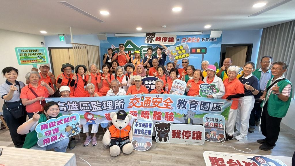 啟用不久的鳳山監理站「高齡者交通安全教育園區」,守護這群「老菩薩」的交通安全。