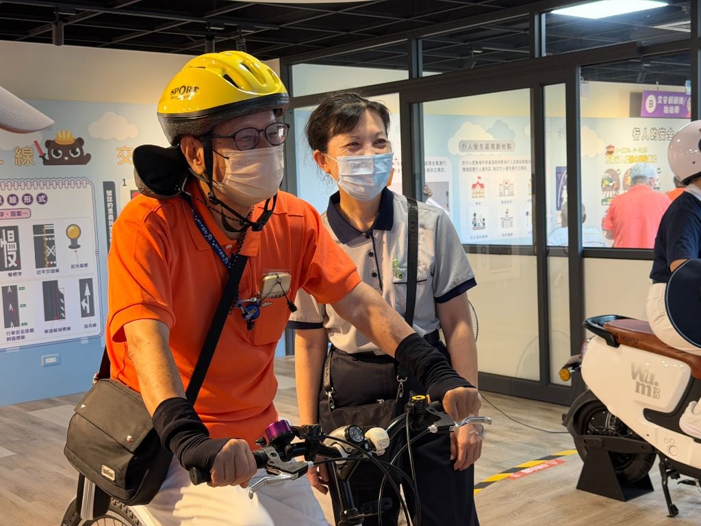 在AR模擬腳踏車上努力很久的陳國珍(前),笑著說:「多練習幾次就可以掌握它的節奏」。