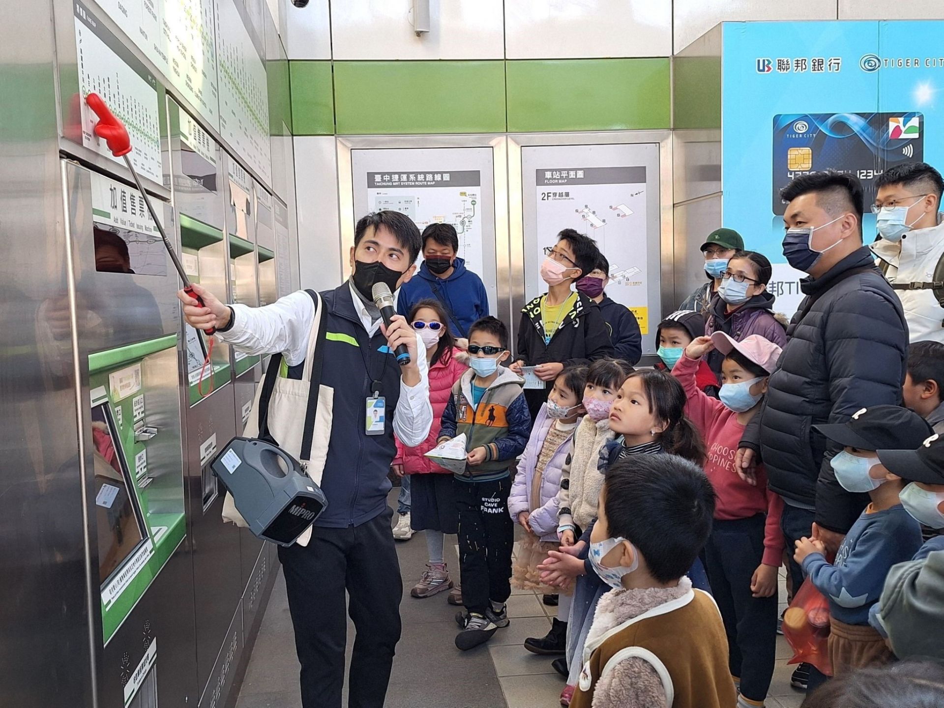 中捷導覽人員介紹車站各項設施
