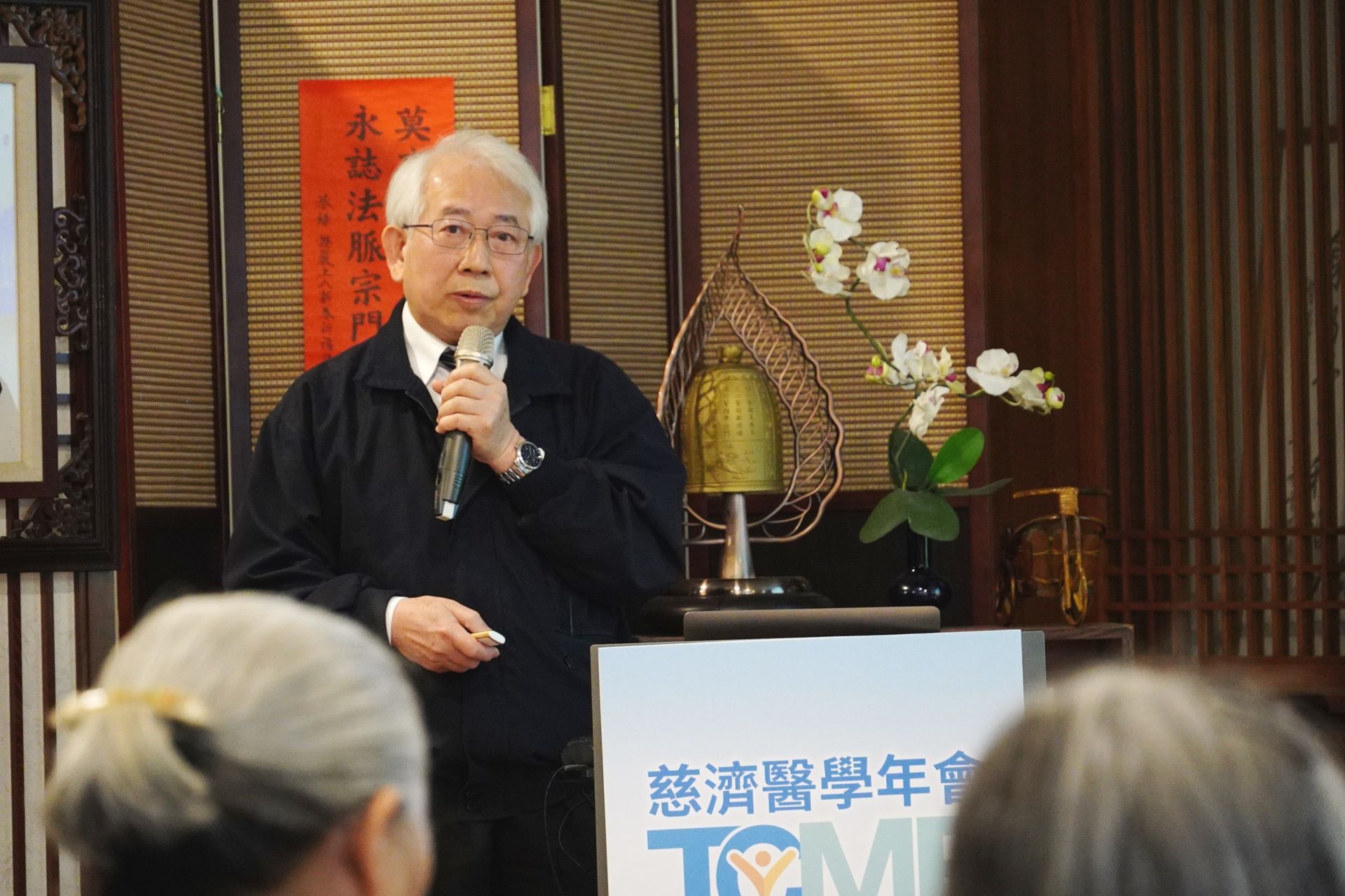 慈濟醫學年會第一場社區民眾講座,邀請到全臺最難掛號的大林慈濟醫院關節中心資深顧問呂紹睿醫師,分享20年臨床與研究,帶領民眾認識「護膝、保膝、救膝」三部曲。