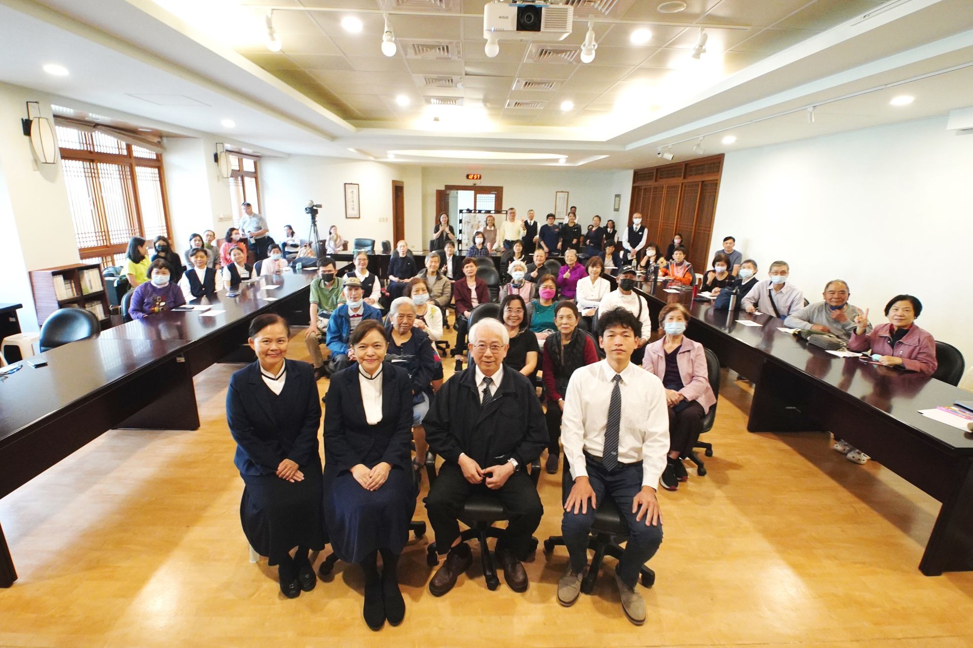 慈濟醫學年會「社區民眾系列講座」3月2日首場健康講座由大林慈院關節中心資深顧問呂紹睿醫師(第一排右二)與花蓮慈院精神醫學部林可寰醫師(第一排右一)帶來精采演講。第一排左二為慈濟大學劉怡均校長、左一為溫蕙甄主任祕書。