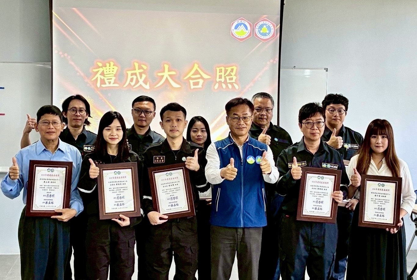 環境部化學署蔡署長(右3)與獲頒114年度優良表現獎應變體系成員合影