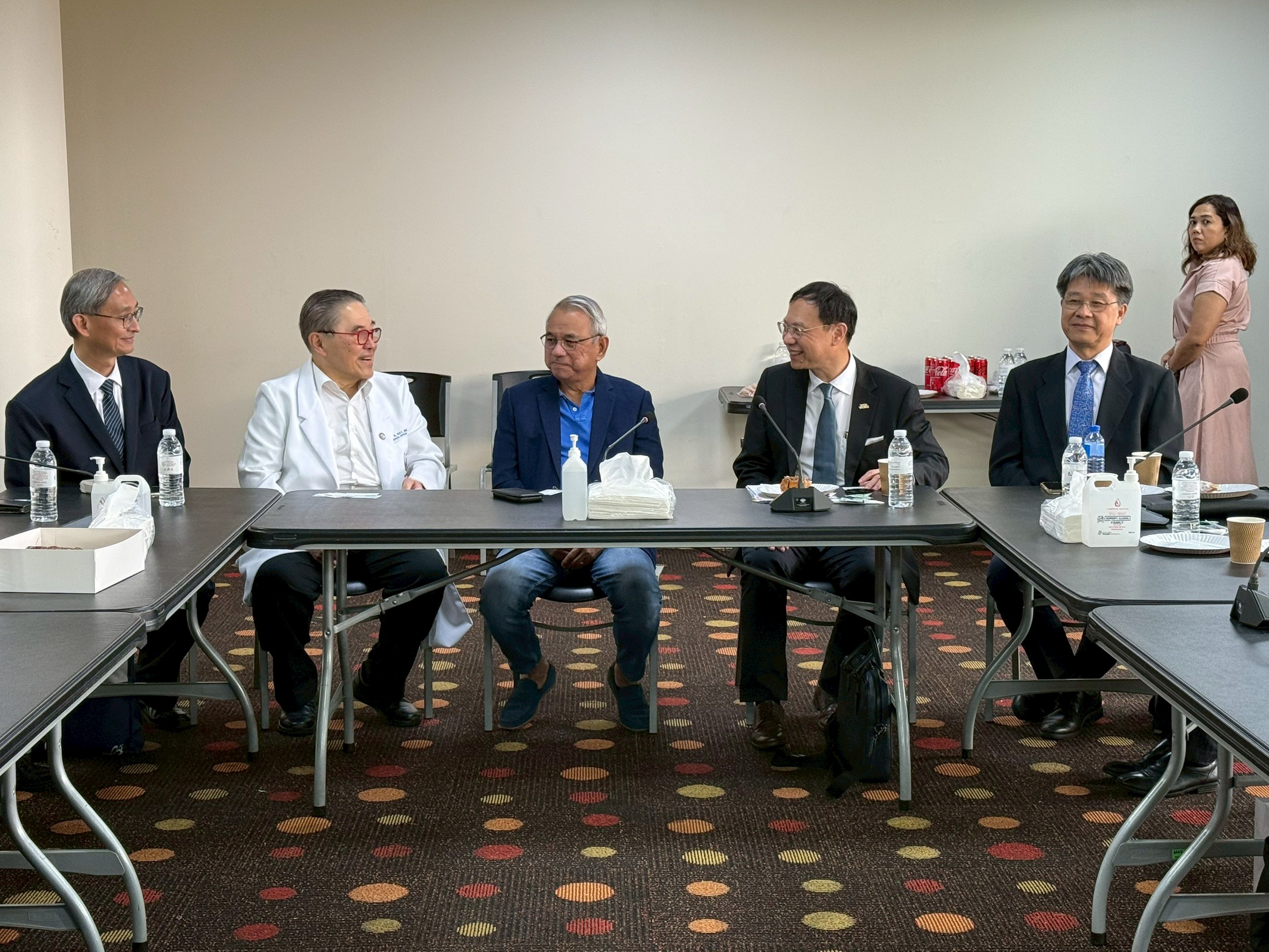 衛福部石崇良部長受花蓮慈濟邀請,訪問菲律賓Cardinal Santos Medical Center,了解當地醫療機構和台灣醫療的合作現況,與院方相談甚歡。左起花蓮慈濟醫院李啟誠副院長,Cardinal Santos Medical Center院長Dr. Antonio S. Say、執行長Raul C. Pagdanganan、石崇良部長、萬芳醫院江振源研發副院長。