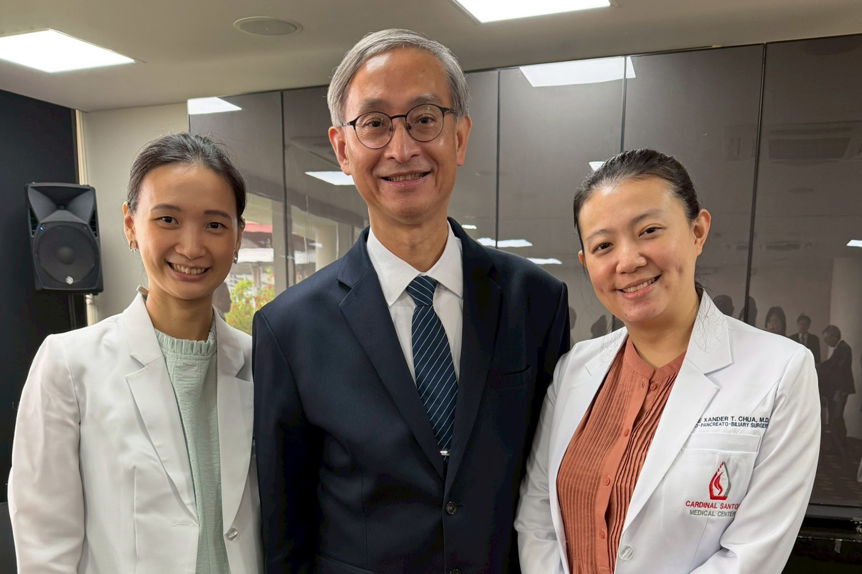 因新南向計畫,菲律賓與花蓮慈院合作,送醫師到花蓮慈濟醫院訓練。圖為負責國際醫療業務的李啟誠副院長,與來自菲律賓接受訓練的中醫師(左)與一般外科醫師(右)合影。