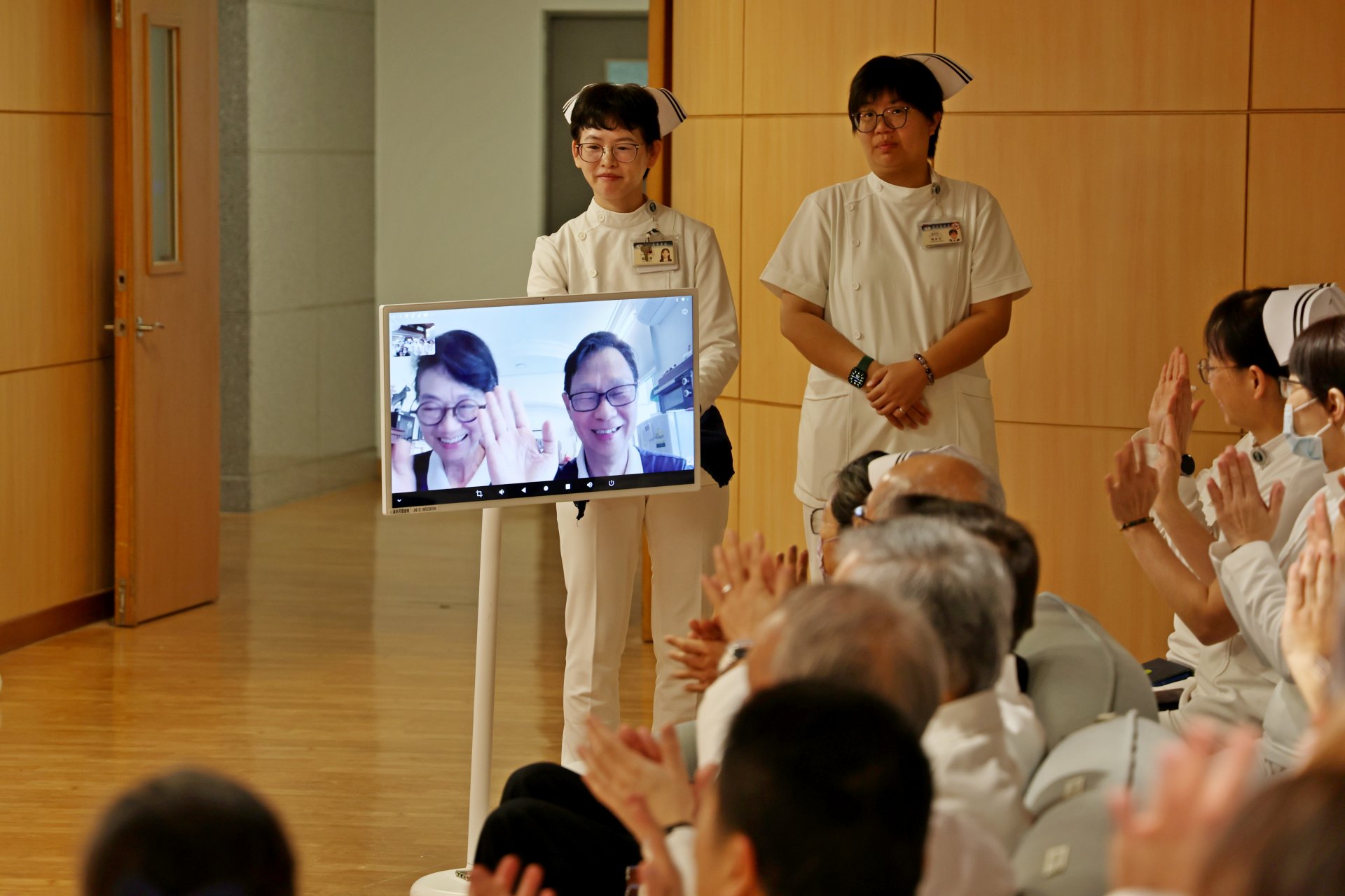 負責護理人文走廊策展與設計的新加坡慈濟志工莫濟協師兄與蕭慈力師姊,也透過視訊連線參與揭幕,歡喜送上祝福。