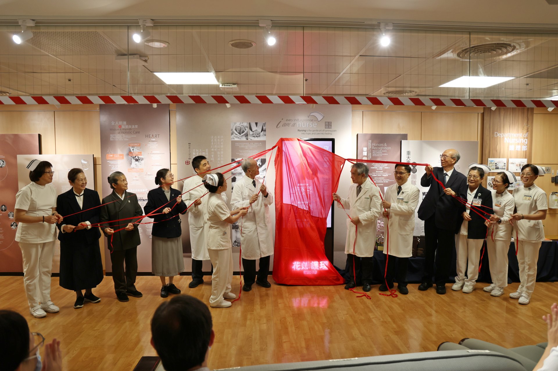 花蓮慈濟醫院今年邁向創院40周年,陪伴醫院成長的護理團隊也走過守護生命的40年,特別於協力二樓護理部前廊打造「護理人文走廊」。