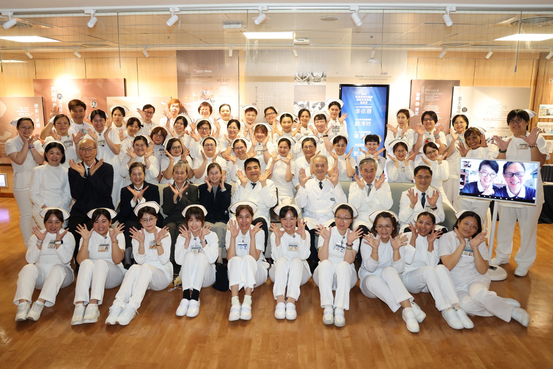 花蓮慈濟醫院今年邁向創院40周年,陪伴醫院成長的護理團隊也走過守護生命的40年,特別於協力二樓護理部前廊打造「護理人文走廊」。