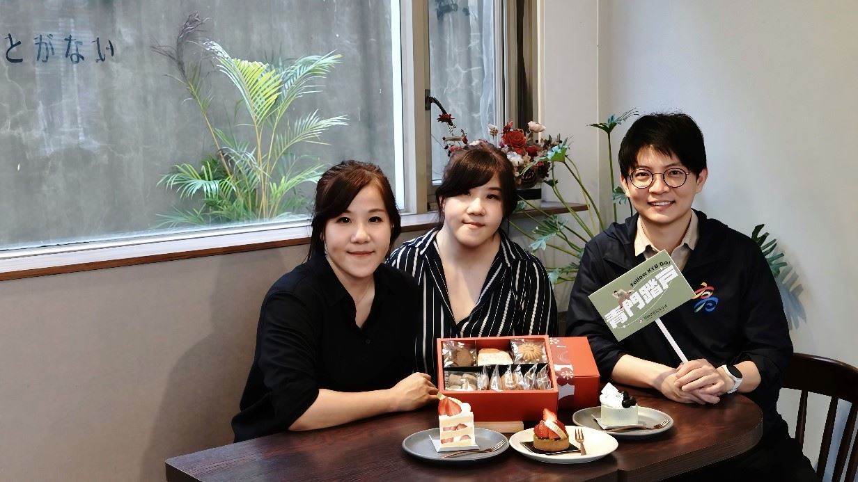 青年局長林楷軒(右) 參訪法式甜點品牌「Jumelles Pâtisserie 双蒔」, 並與負責人洪薏芬(左)、洪薏芳(中)姊妹交流品牌經營理念。