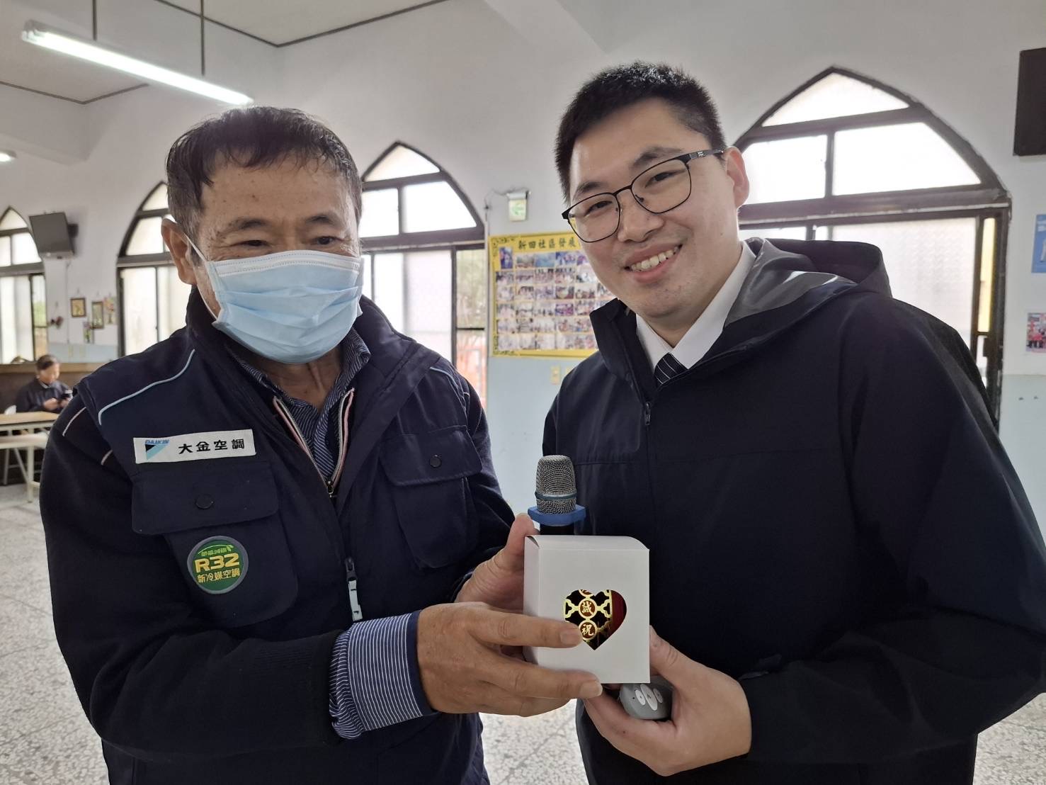 鄉親有獎徵答後,與翁任康醫師合影。