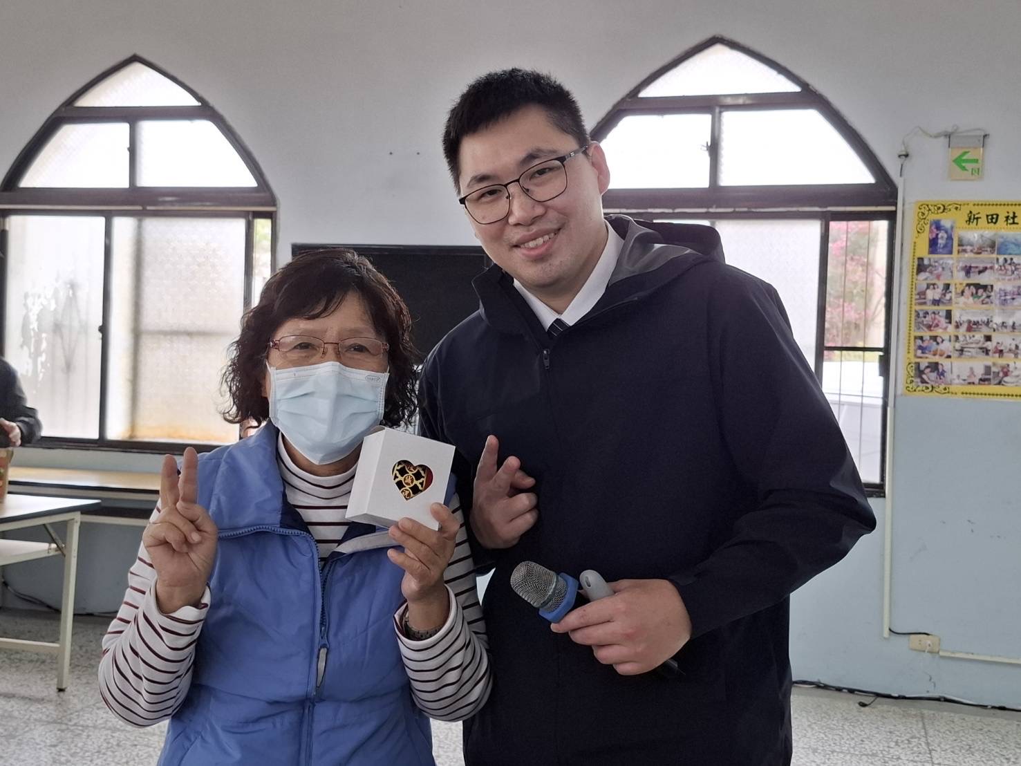 鄉親有獎徵答後,與翁任康醫師合影。