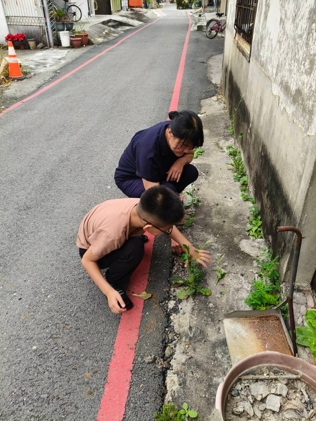 儘管家中經濟拮据,奶奶仍在日常生活中細心陪伴與引導小城,時常把生活中的點滴化作機會教育。(台灣世界展望會提供)