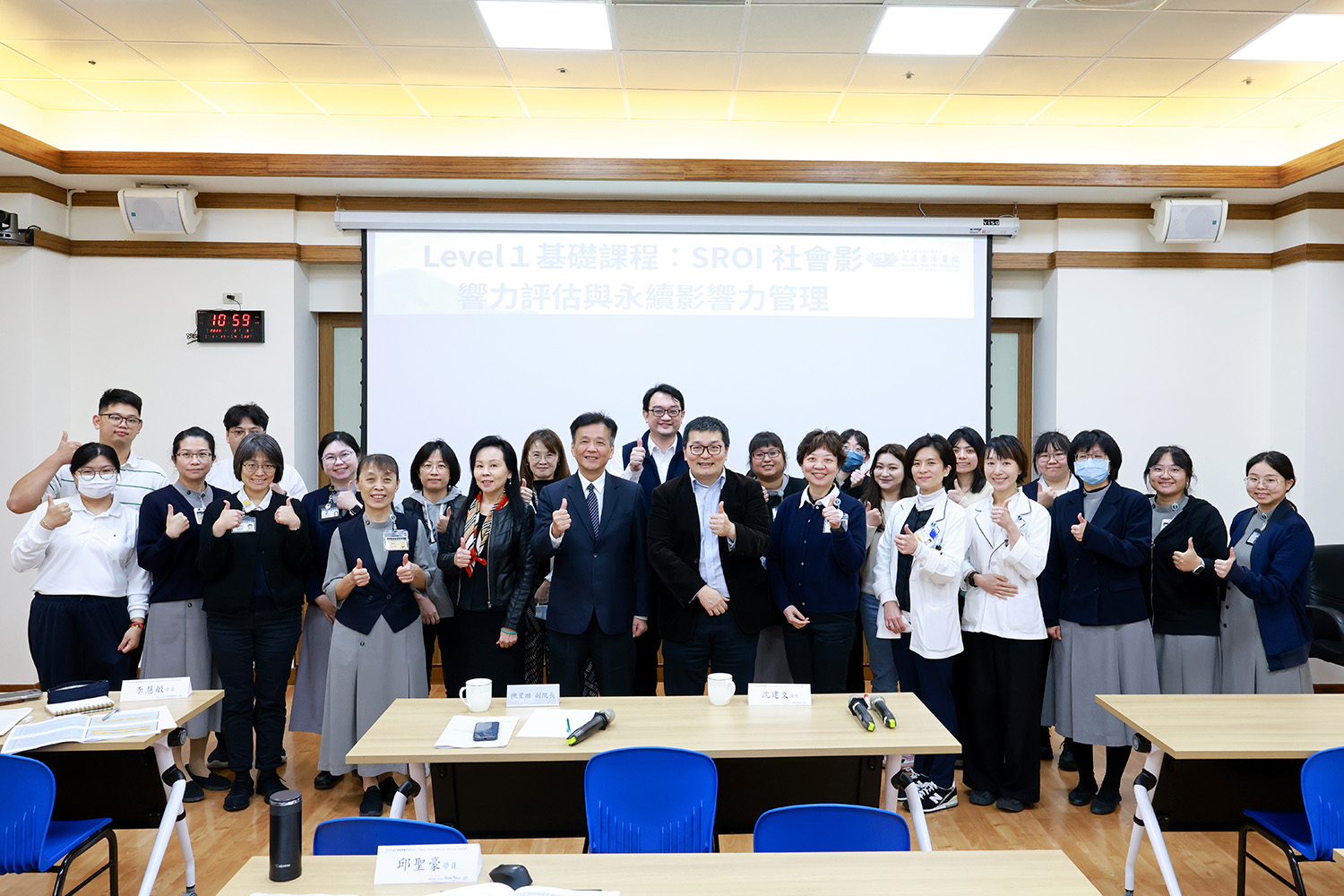 花蓮慈濟醫院於3月5日舉辦「SROI社會影響力評估與永續影響力管理」課程,邀請中央大學管理學院副院長沈建文教授帶領同仁學習將醫療服務與公益投入,轉化為具體的數據。
