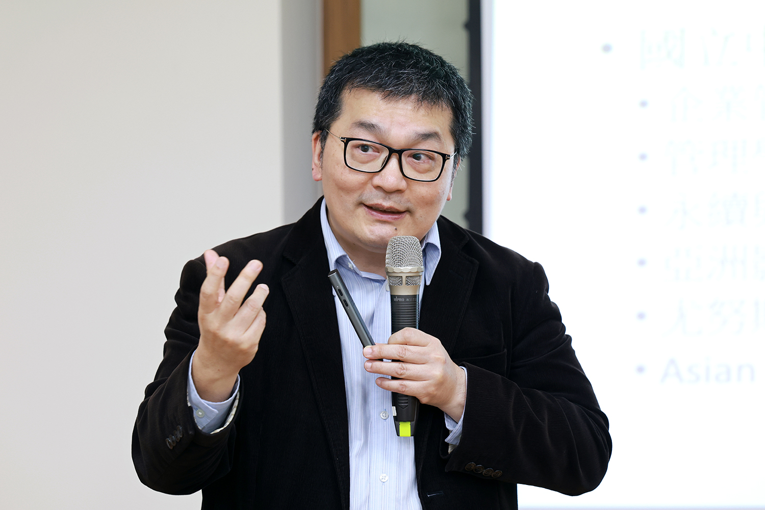 沈建文教授說明SROI如何分析專案的投入、產出與成果,他指出,社會影響力評估不只是對外呈現成果,更重要的是作為檢視與決策的參考依據。