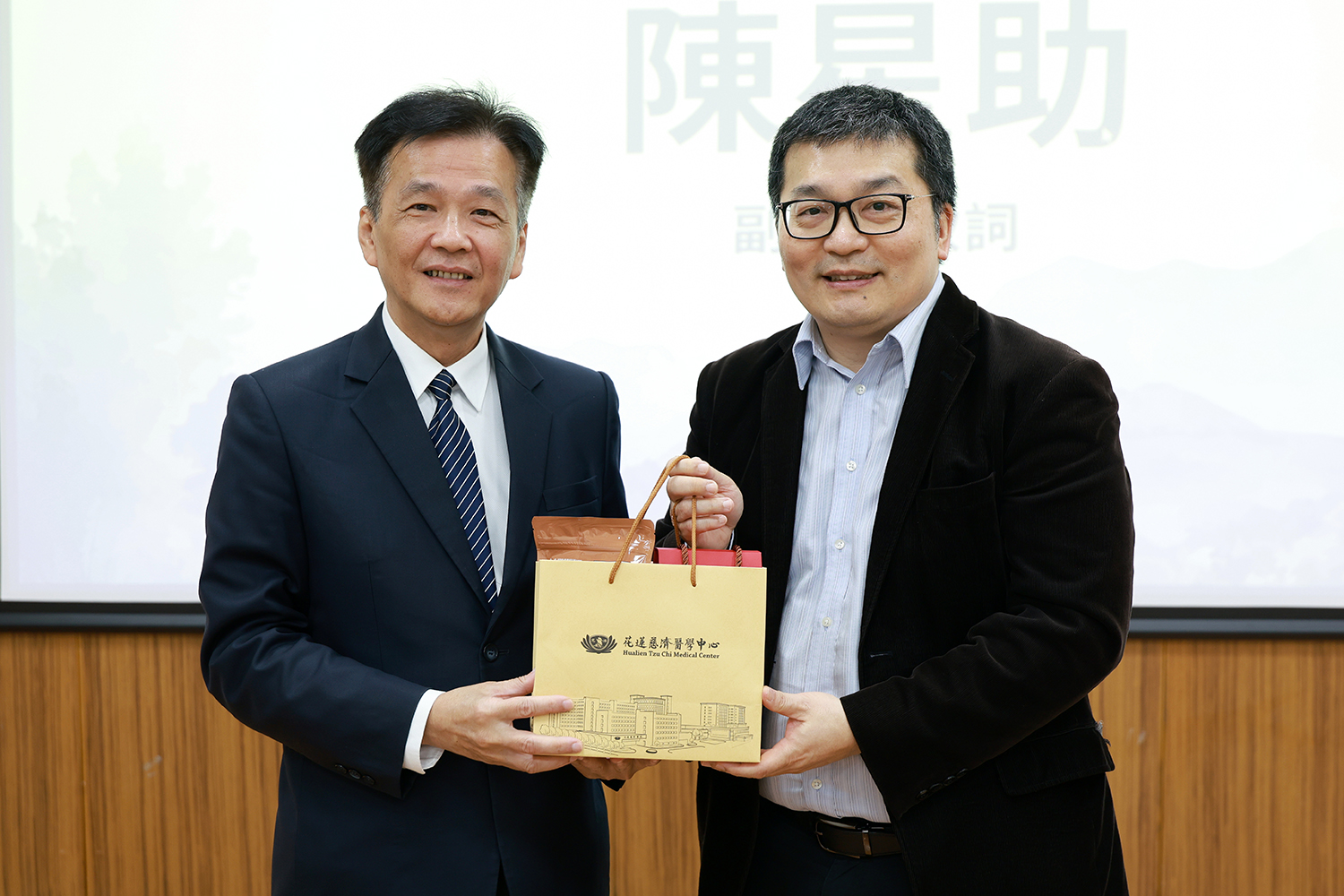 陳星助副院長將結緣品送給遠道而來的沈建文教授,象徵與花蓮慈濟醫院結下好緣,並攜手為未來的永續目標共同努力。