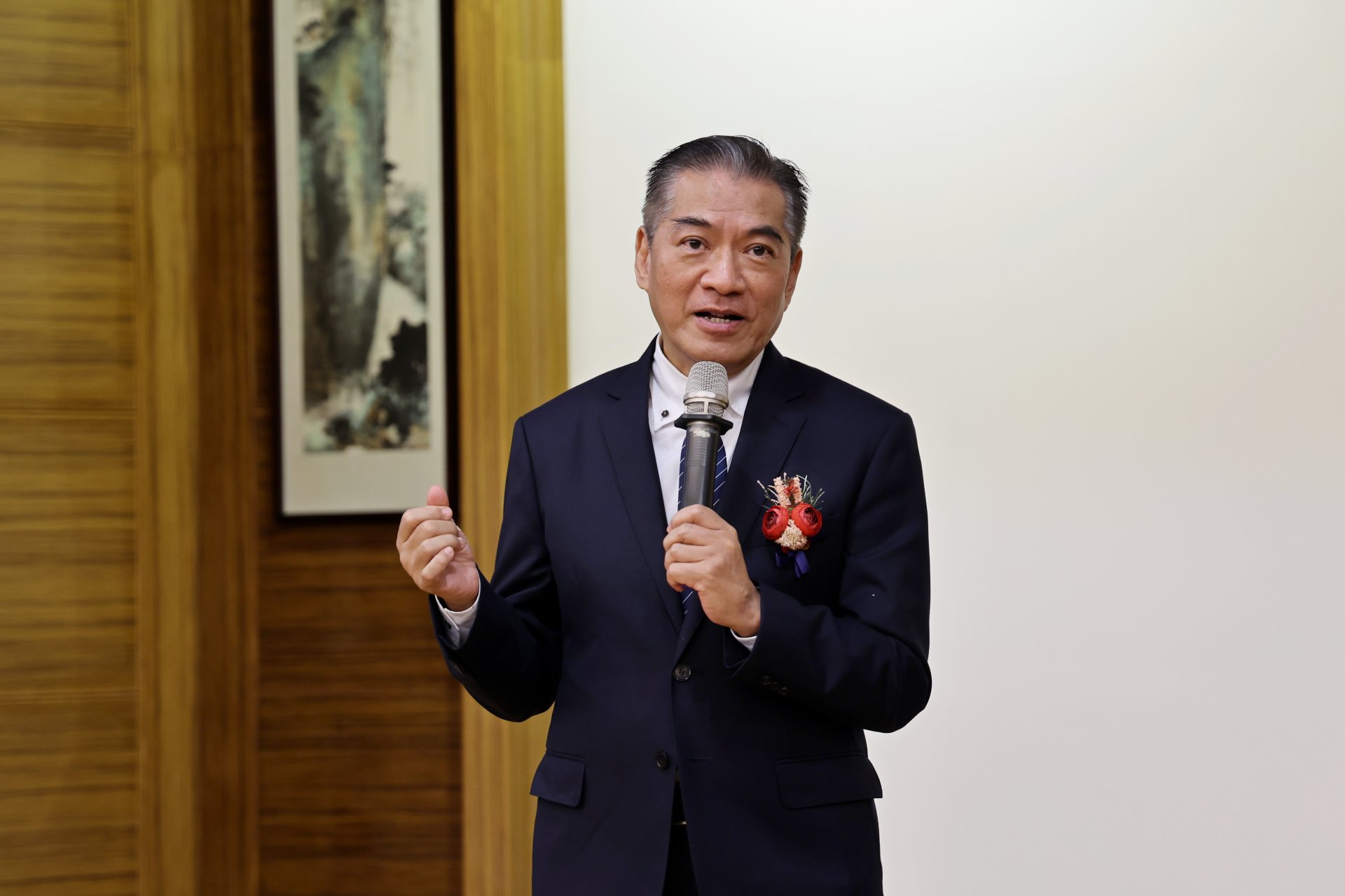 曾任醫療法人文傳室主任的何日生副執行長分享,「志為護理」強調以服務病人為核心,護理不僅是一份工作,更是一項具有使命與意義的志業。
