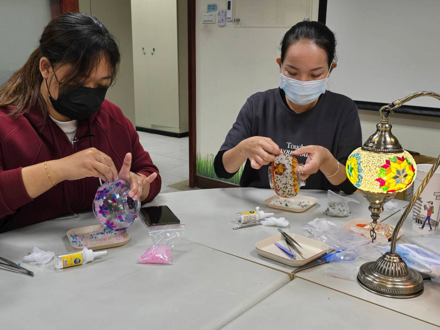 學員專注投入土耳其玻璃燈手作課程，在講師指導下細心拼貼彩色玻璃片，發揮巧思創作專屬燈飾。