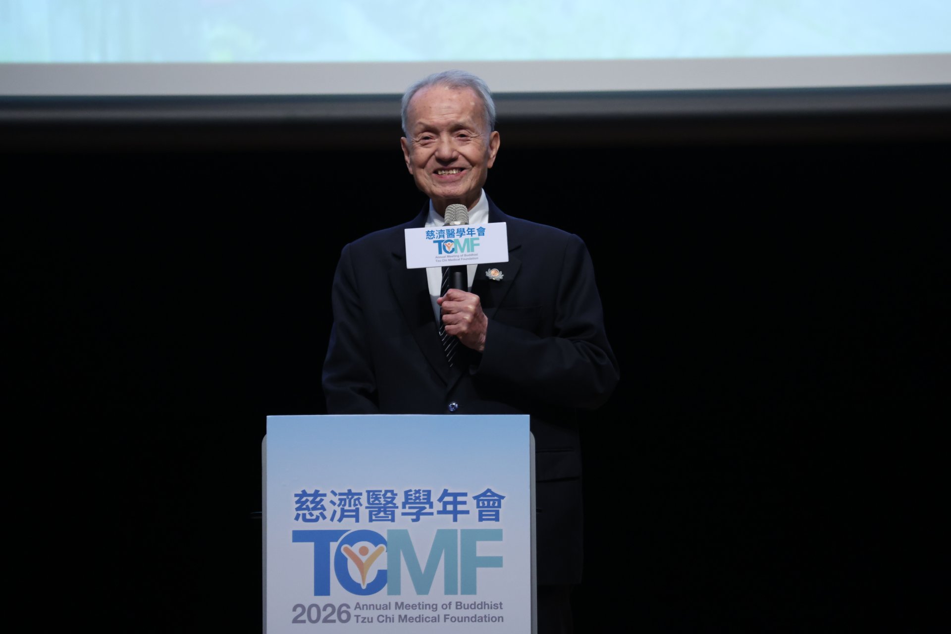 林俊龍執行長期許醫療志業以「感恩‧尊重‧愛」朝下一個世紀繼續前進，達到證嚴上人的目標——人心淨化、社會祥和，讓這個世界無災無難。」