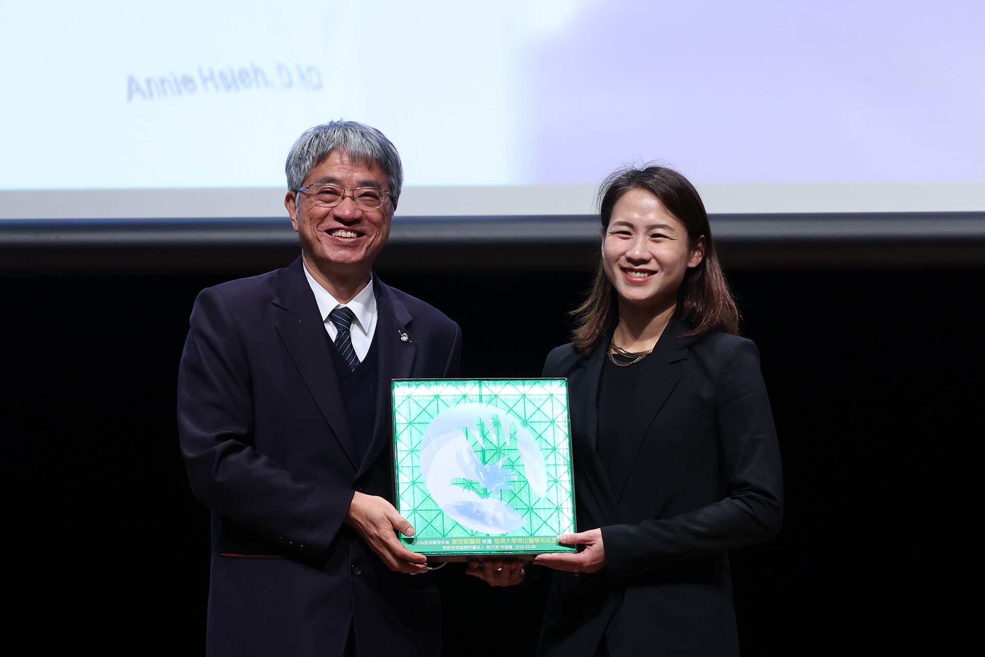 慈濟大學92級校友謝安妮醫師「2026年慈濟醫學年會慈濟傑出醫學系校友獎」,並於3月8日的頒獎典禮中,由慈濟大學副校長陳宗鷹親自頒獎。