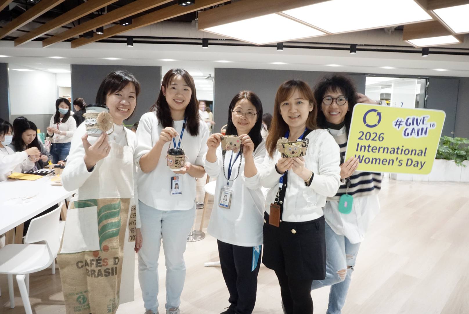 蘆葦女力與聯電攜手響應國際婦女節,以循環設計體驗實踐循環共好(左一為蘆葦女力秘書長洪寧,及聯電同仁的體驗創作)照片提供聯電。